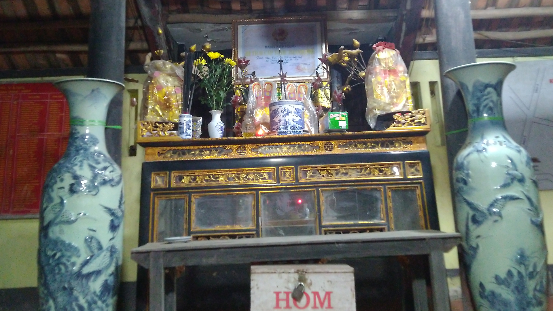5.Ban Thờ Chính.jpg